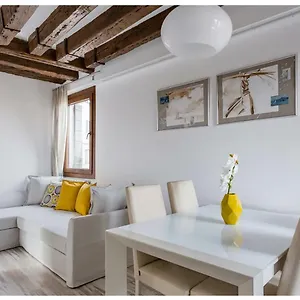 https://apartments-castello-biennale.hotelslidodijesolo.com